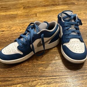 LIGHTLY WORN KIDS NIKE AIR JORDAN 1’s LOW BLUE/GREY/WHITE SIZE 6